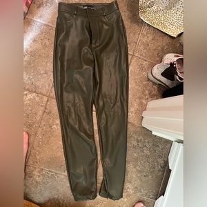 I am selling a super cute pair of Zara pants! Never been worn